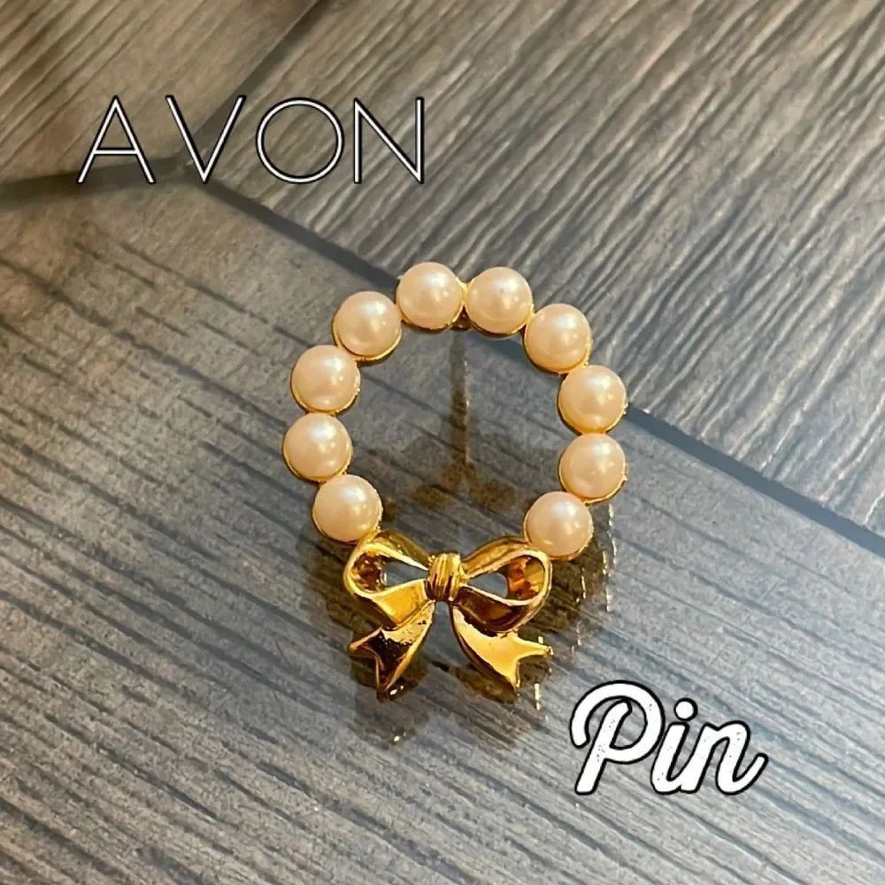 Vintage 1999 AVON Pearlesque Wreath Pin with Goldtone Bow